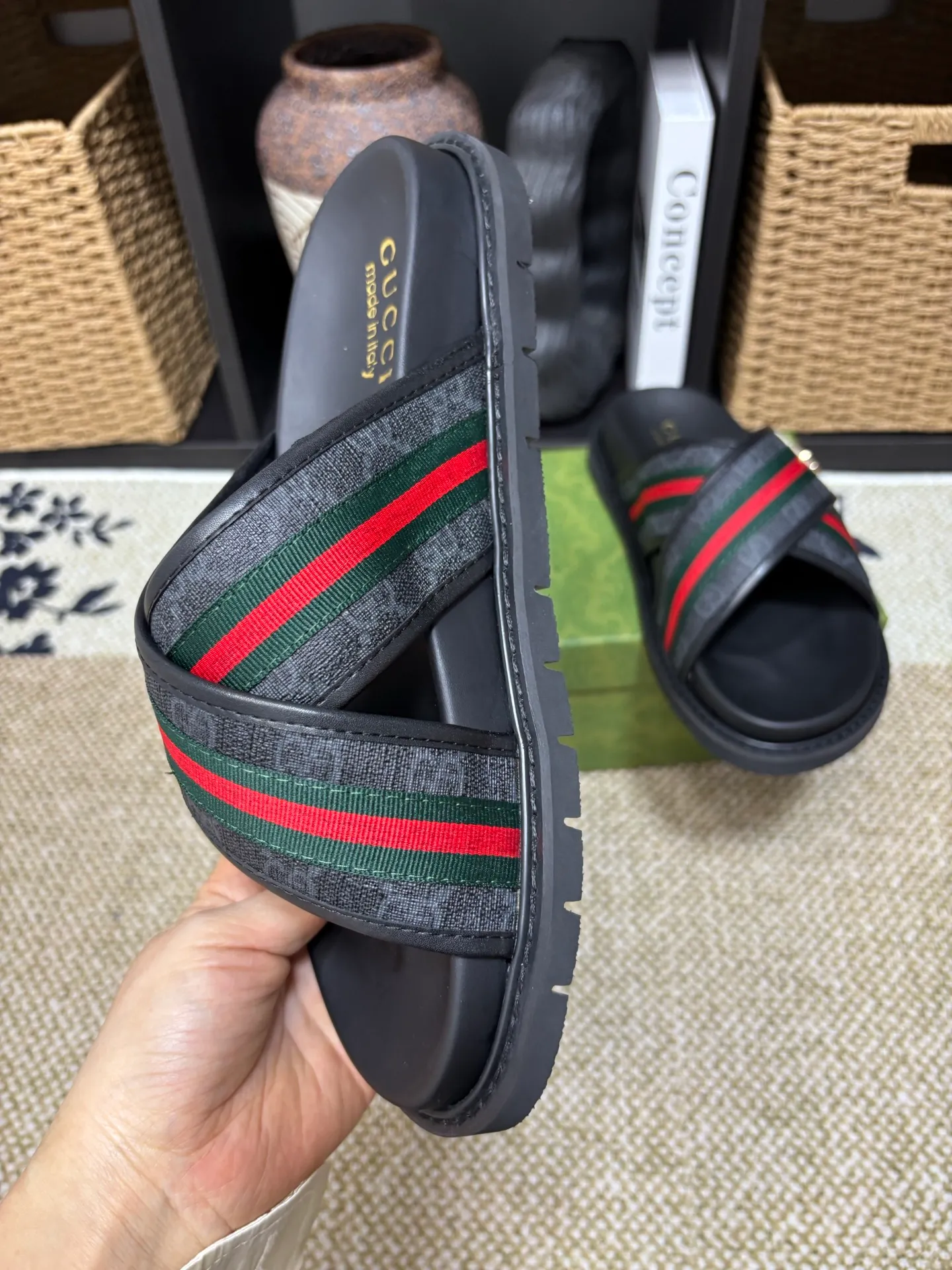 Factory 💰 300 yuan Gucci slippers] high-end men's shoes brand official website 1:1 latest masterpiece: original mold customization, the fabric is made of imported original materials, upgraded outsole, lighter and non-slip. The market's top quality, simple yet tasteful, a must-have for fashionistas, fashionable at your feet, full of confidence, the same style at the counter 👍The season of summer slippers is here. Code: 38-45 (45 customized)
